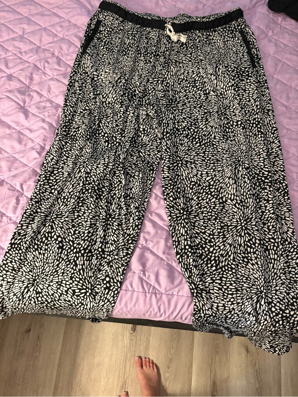 Dkny Black and White Floral-Print Lounge Pants